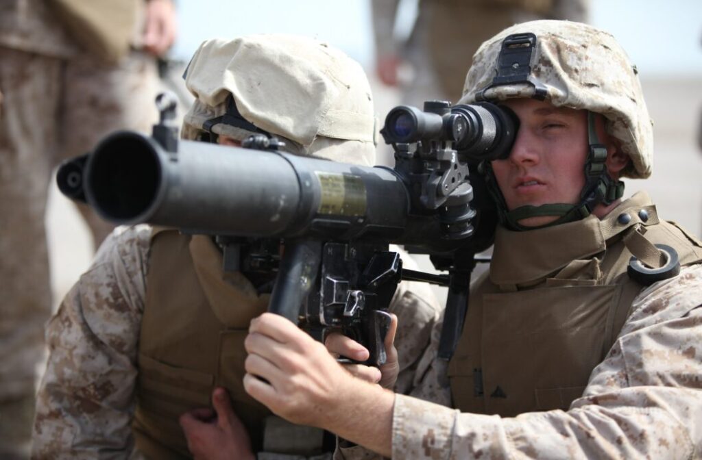 SMAW ロケットランチャーを構えるアメリカ海兵隊員