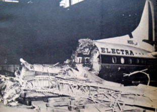 墜落した旅客機の残骸