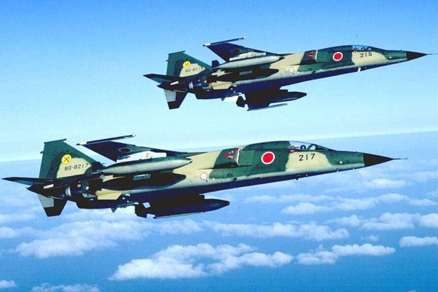 2機編隊で飛行中の自衛隊戦闘機
