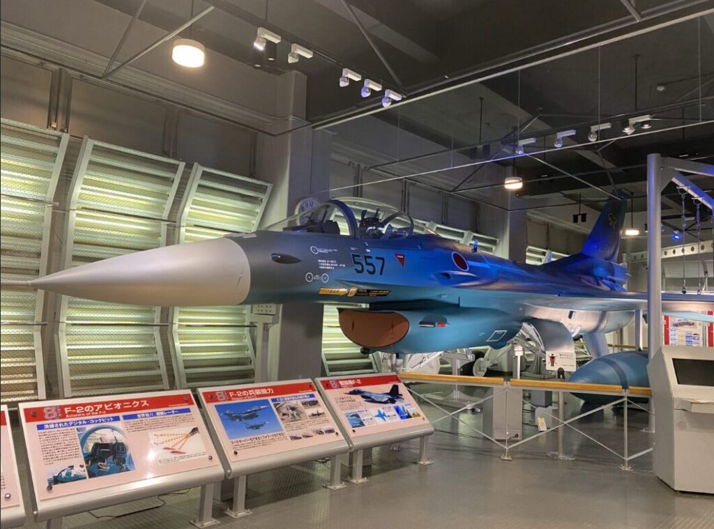 航空博物館に展示されるF2戦闘機