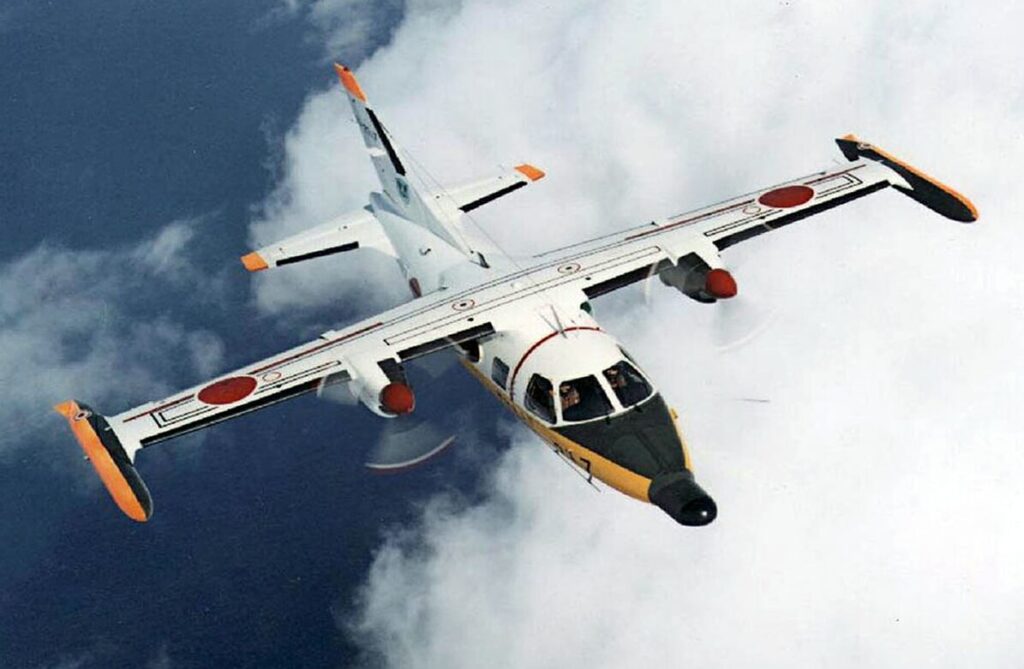 飛行中の自衛隊救難捜索機