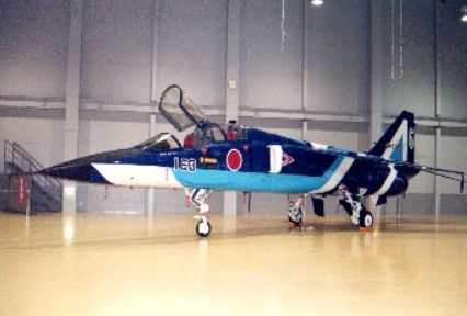 博物館に展示されている自衛隊練習機