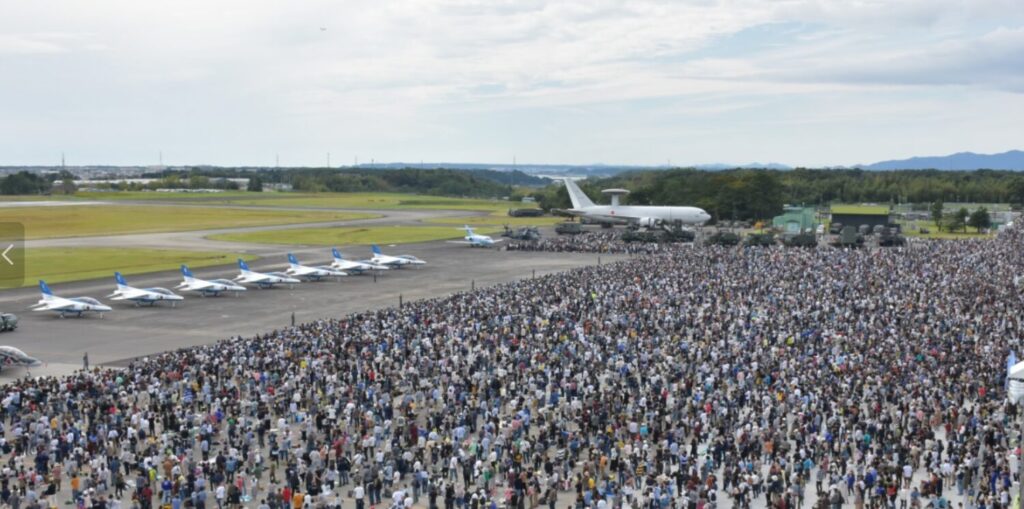 自衛隊基地の航空イベントに集まった群衆