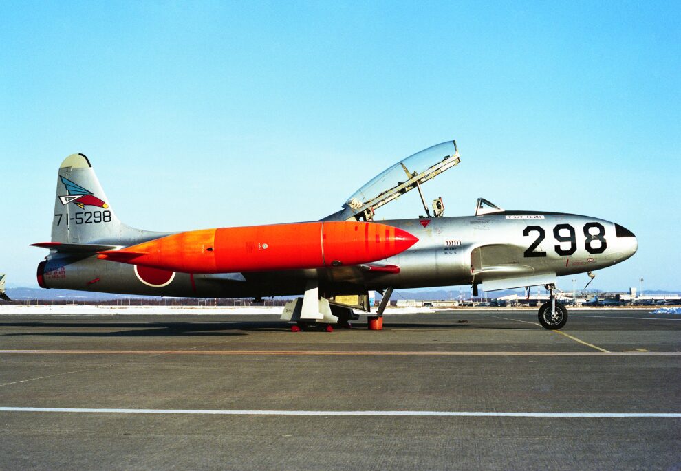 駐機中の自衛隊練習機