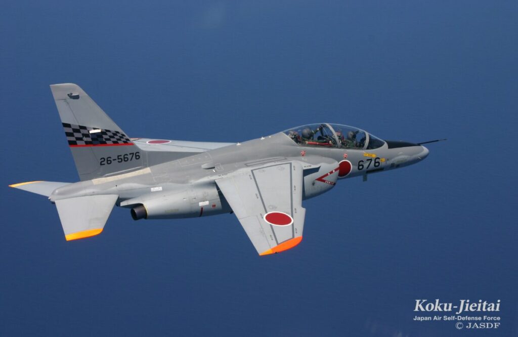 飛行中の自衛隊練習機