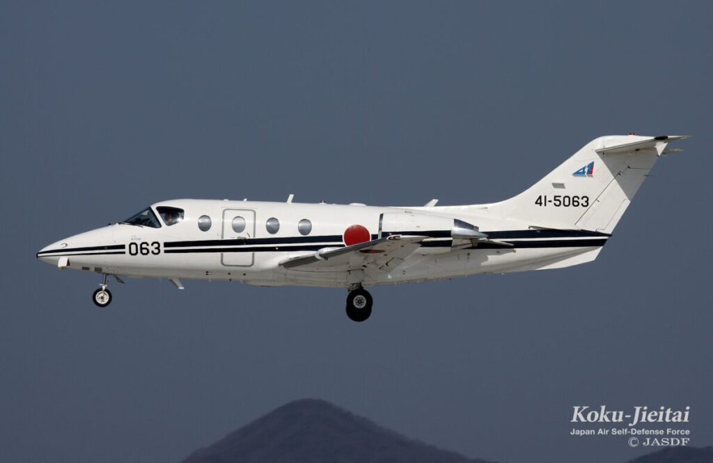 飛行中の自衛隊輸送練習機