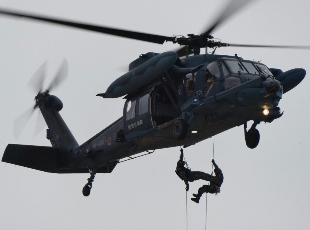 ロープシステムで降下する自衛隊救難員