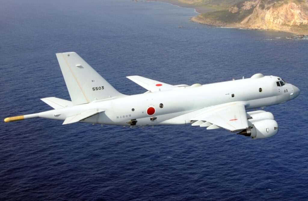 海上を飛行する自衛隊哨戒機
