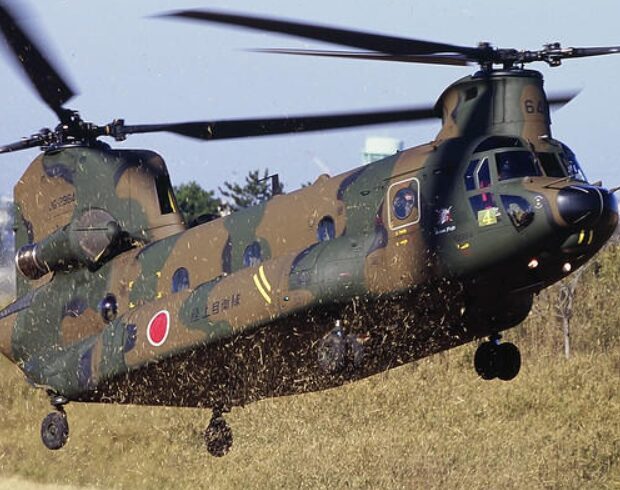着陸態勢の自衛隊多目的ヘリコプター
