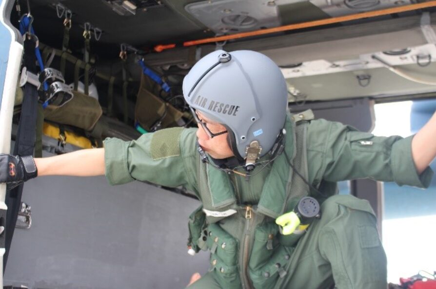 自衛隊機で作業中の機上整備員