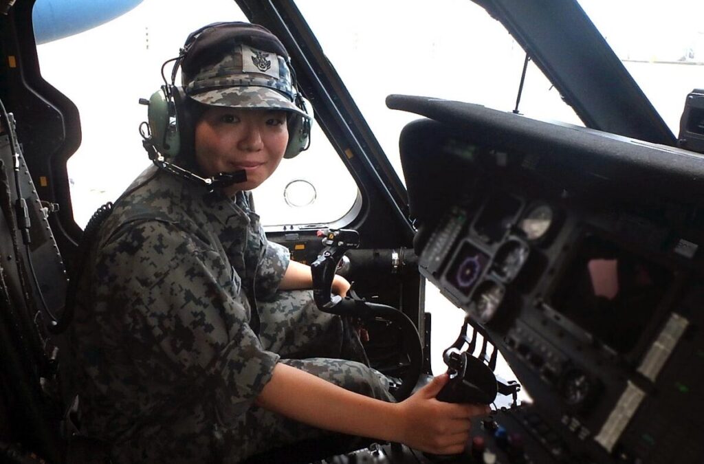 自衛隊機で作業中の機上整備員