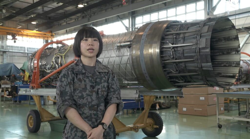 インタビューに答える自衛隊整備員