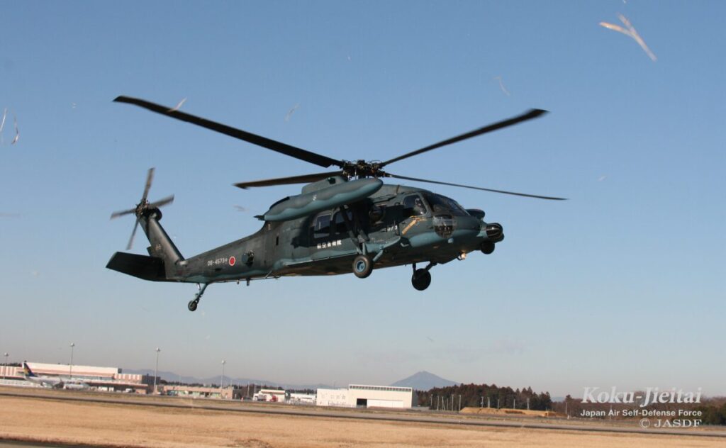 離陸直後の自衛隊ヘリコプター