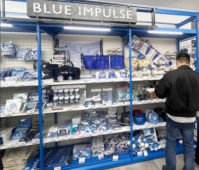 航空自衛隊グッズの陳列棚