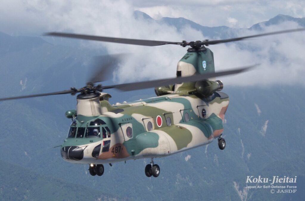 飛行中の航空自衛隊輸送ヘリコプター
