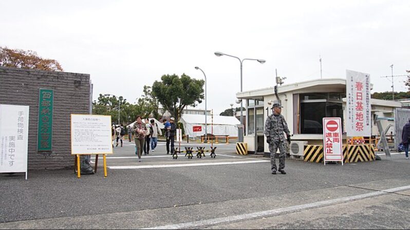 航空自衛隊基地の入口