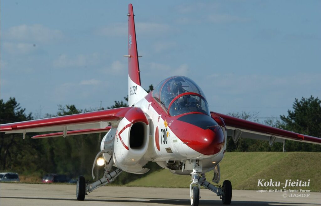 駐機中の自衛隊練習機