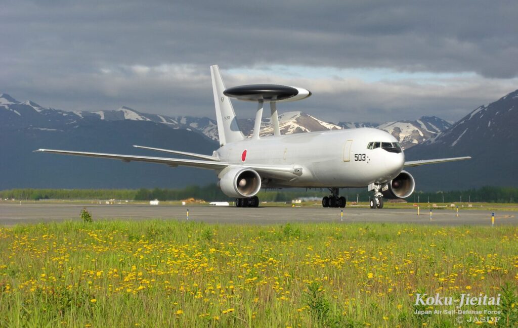 滑走路に駐機中の早期警戒管制機