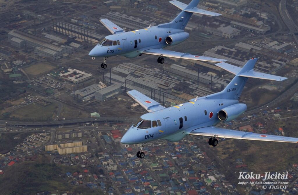 2機編隊で飛行中の自衛隊救難機