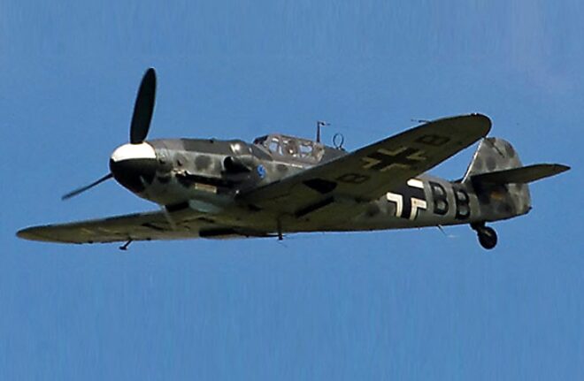 飛行中のレシプロ戦闘機