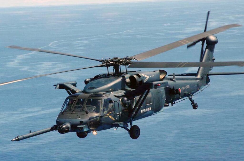 飛行中の自衛隊救難ヘリコプター