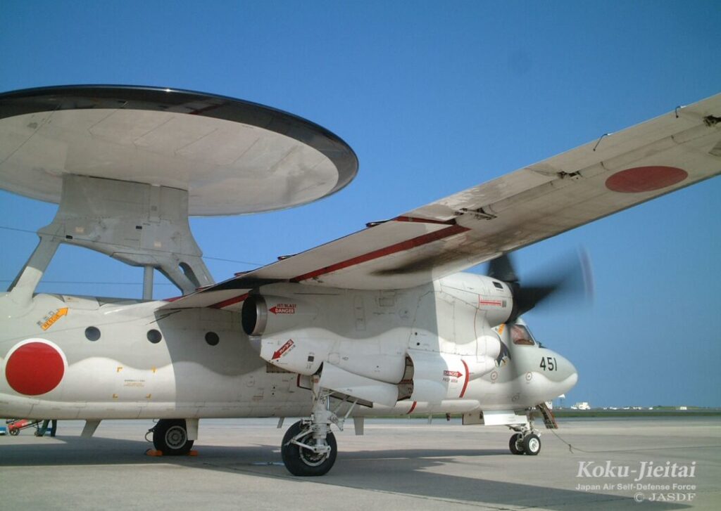 駐機中の自衛隊艦載監視機