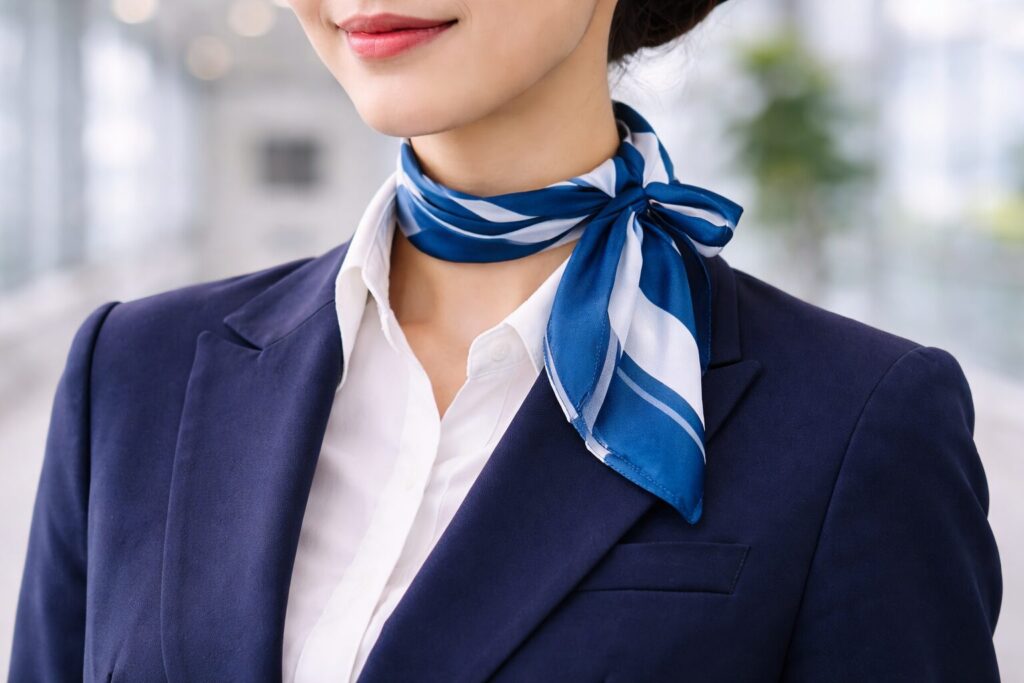 キャビンアテンダントの首元のスカーフ
