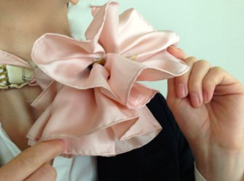 CAのスカーフの定番カーネーション巻き