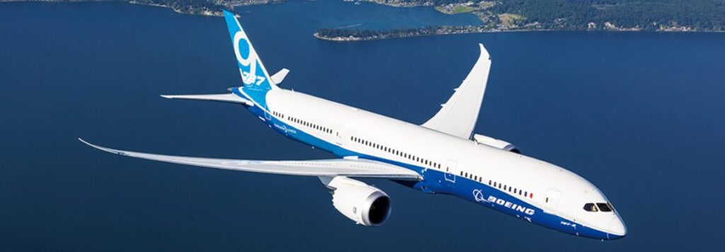 海の上空を飛行する旅客機