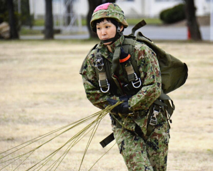 降下訓練中の女性空挺団員