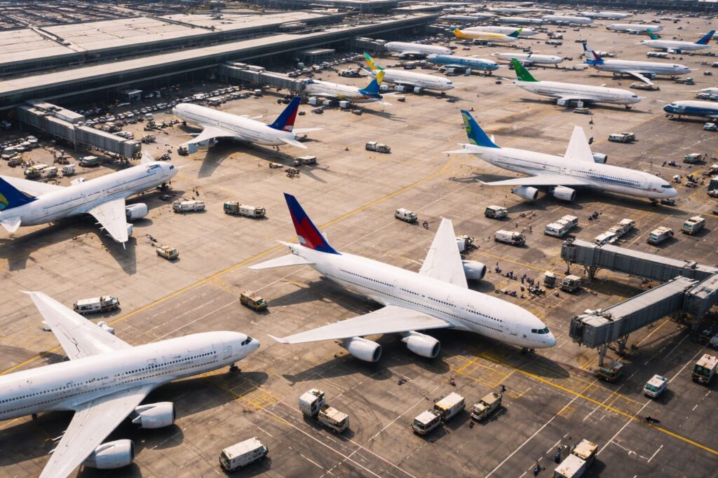 たくさんの大型旅客機で混雑している空港の俯瞰写真