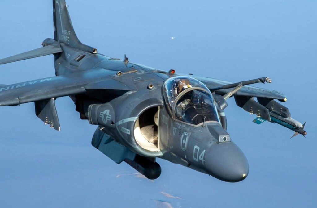 飛行中のハリアー戦闘機