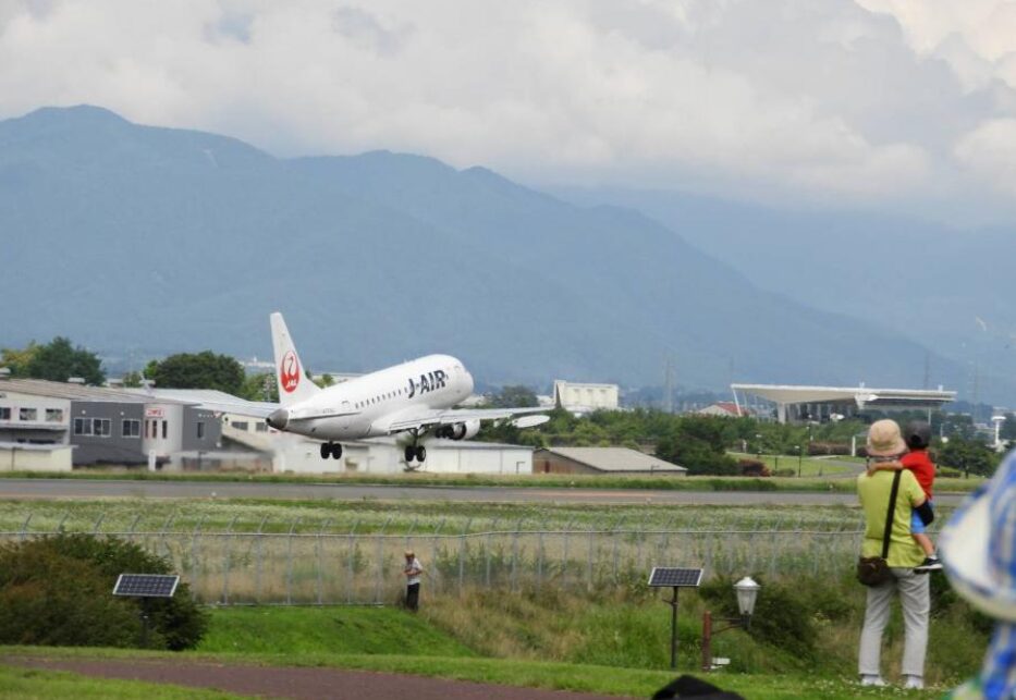 旅客機が着陸する信州まつもと空港