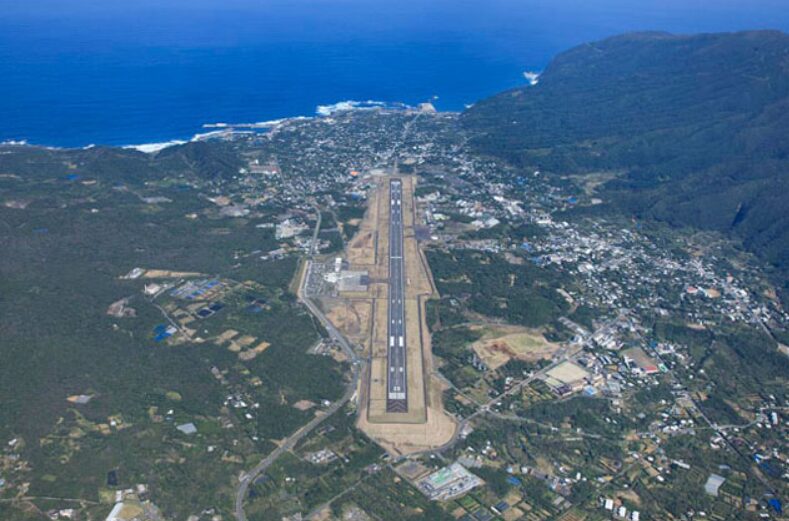 八丈島空港の航空写真