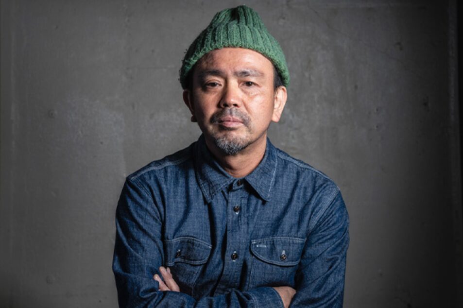 腕を組むニットキャップの男性