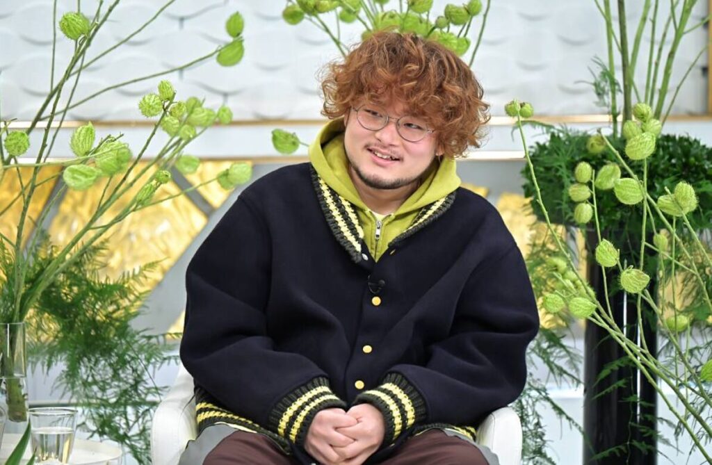 TV番組でインタビューを受ける男性ミュージシャン