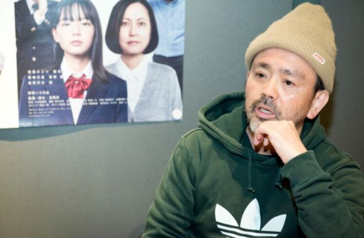 インタビューを受ける映画監督