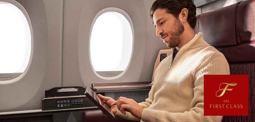 ファーストクラスのシートでくつろぐ男性旅行客