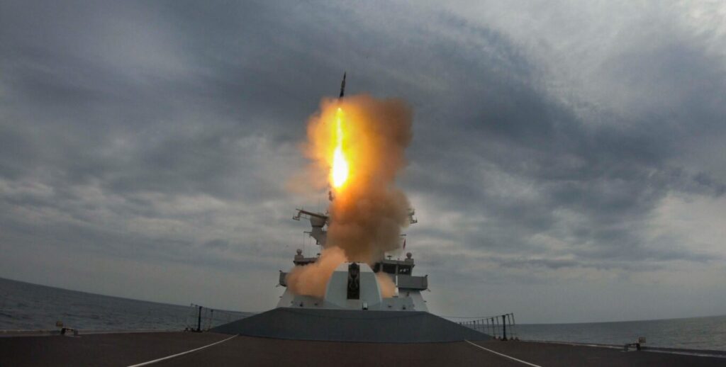 イージス艦から発射されるミサイル