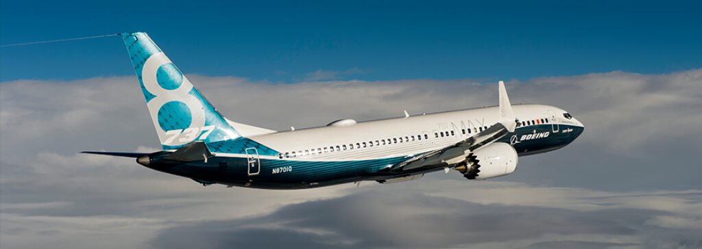 雲の上を飛行中の旅客機