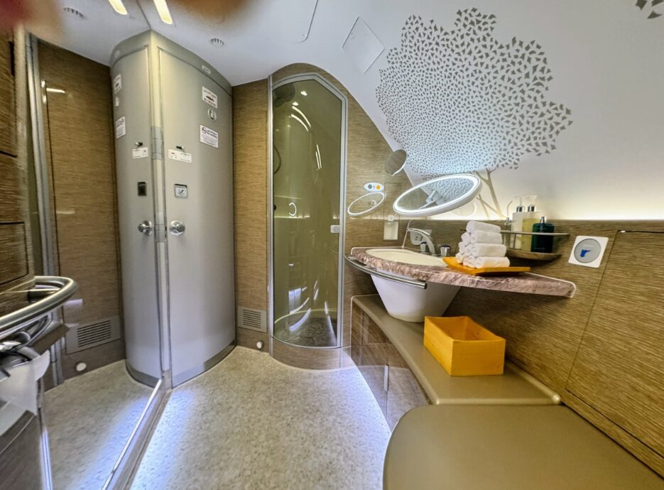 ファーストクラスのシャワー付き客室