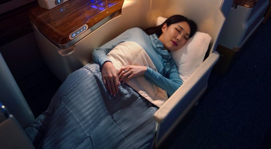 ファーストクラスのシートで眠る女性客
