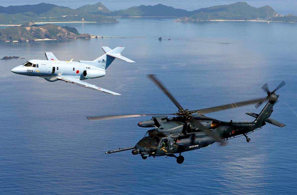 航空救難団の救難機とヘリコプター