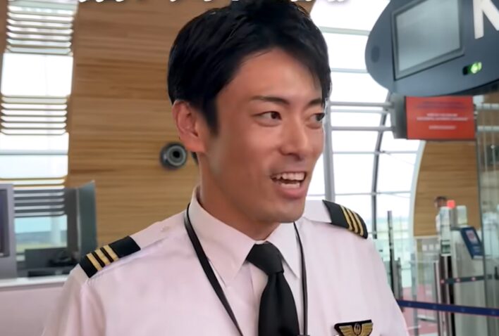 空港内でインタビューを受けるパイロット