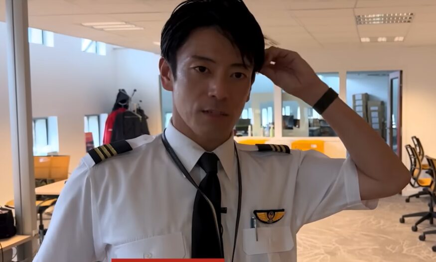 スタッフルームでインタビューに答えるパイロット