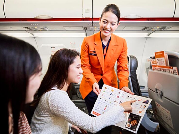 旅客機の乗客を接客するCA