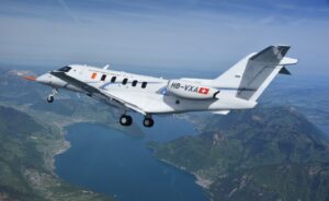 島嶼の上空を飛行する民間ジェット機