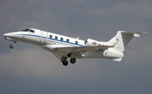 飛行中の中小型ビジネスジェット機