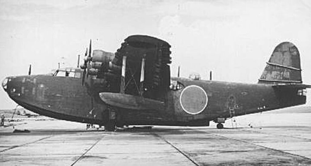 飛行場に揚陸された旧日本軍の大型飛行艇