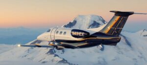 雪の山岳地帯上空を飛ぶ民間ジェット機